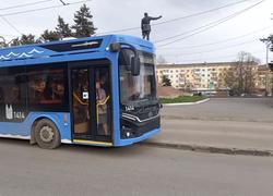 Новые троллейбусы и электробусы убиваются на тротуаре у вокзала