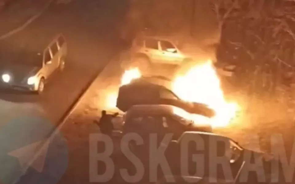 В Бийске неизвестные подожгли припаркованный автомобиль
