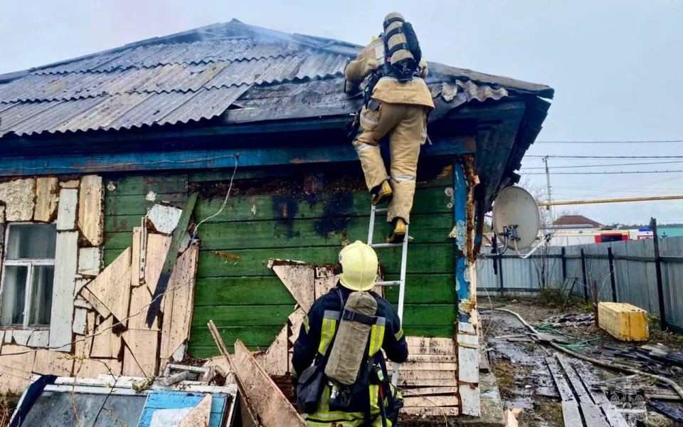 В Барнауле сгорело около 100 квадратов частного дома на улице Кутузова