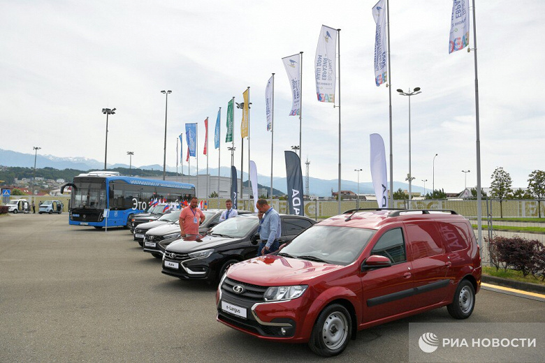 АвтоВАЗ: серийное производство Lada e-Largus стартует летом, а с 15 мая начнут собирать бензиновые машины