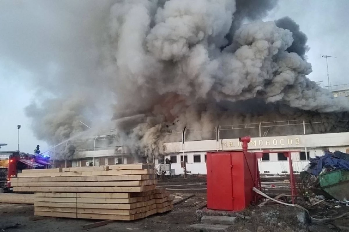В Сети появилось видео пожара на теплоходе в Архангельске