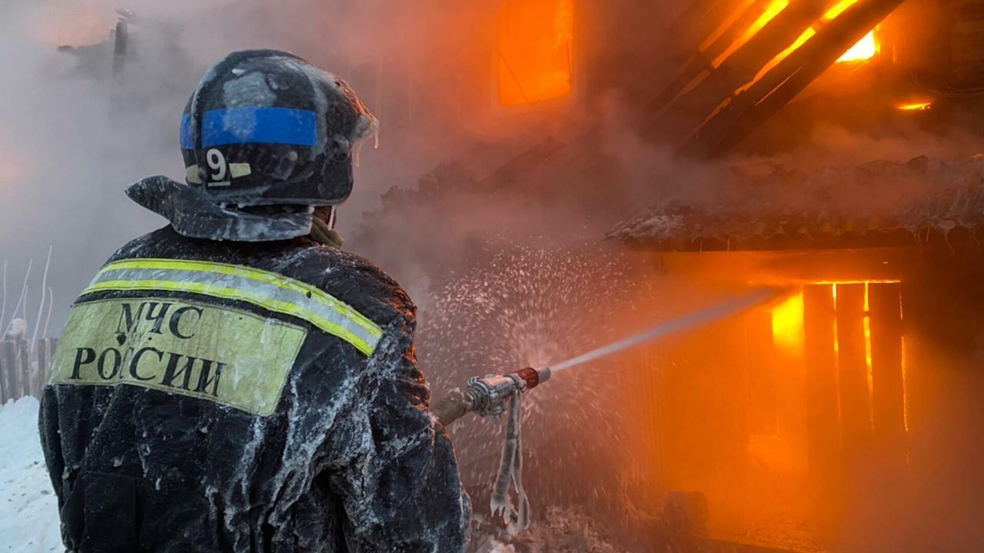В Москве на территории завода начался сильный пожар