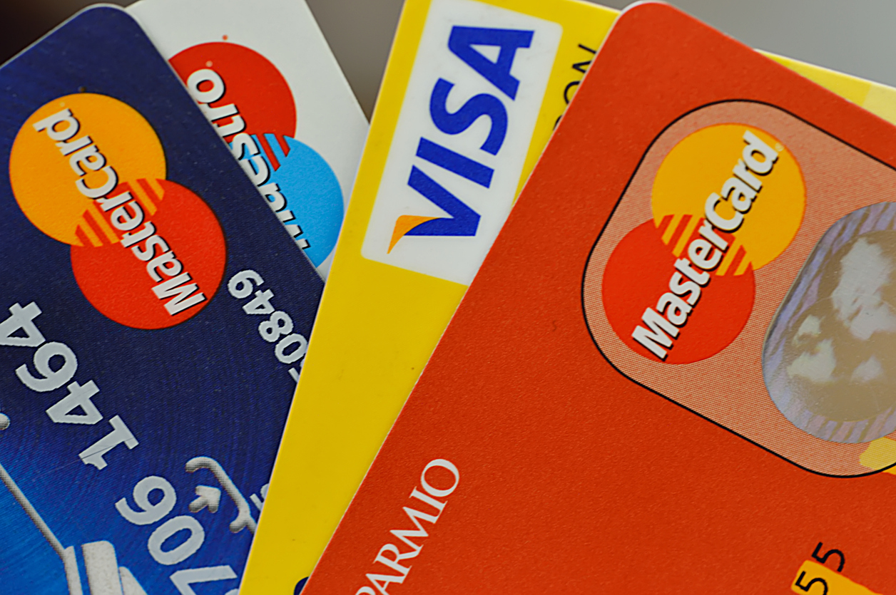 Visa и Mastercard смогли урегулировать спор в суде. Это снизит комиссию продавцов на $30 млрд